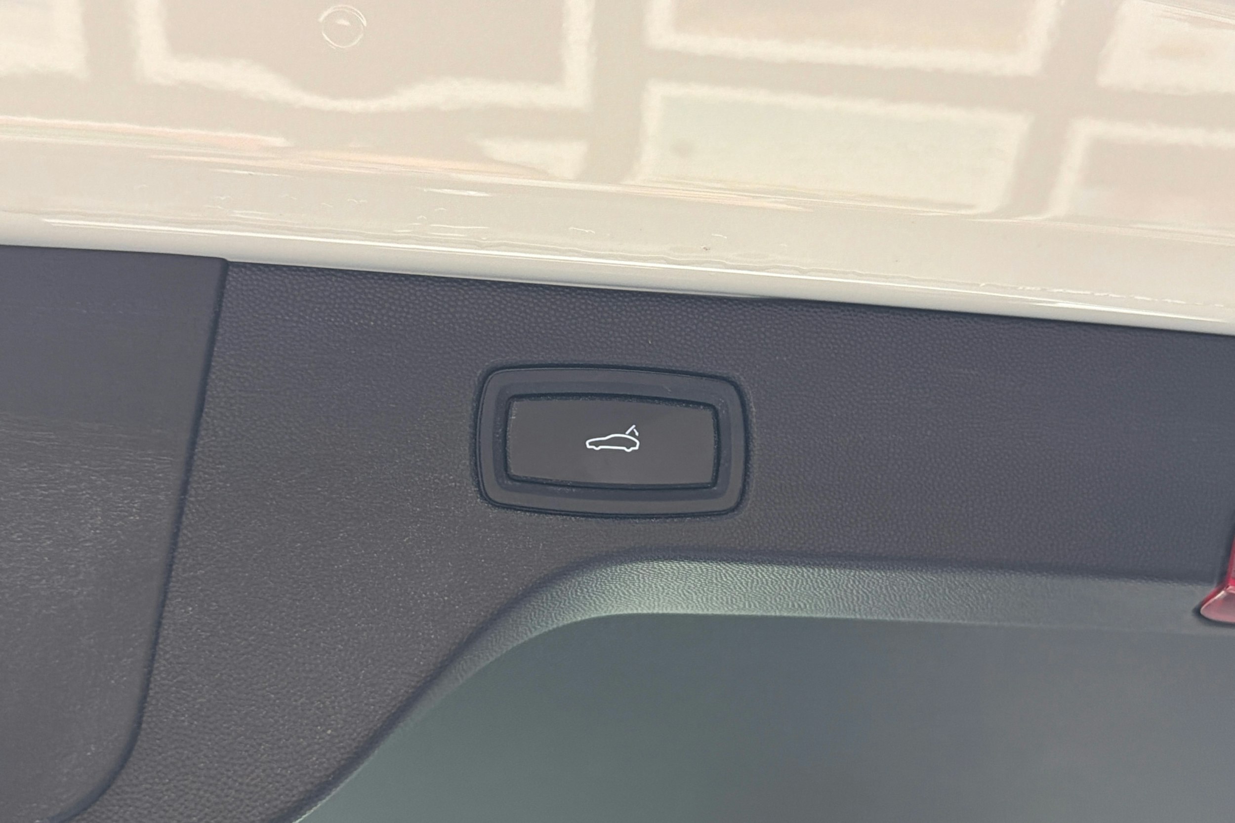 Valkoinen Porsche Macan 2025 kuva 10.