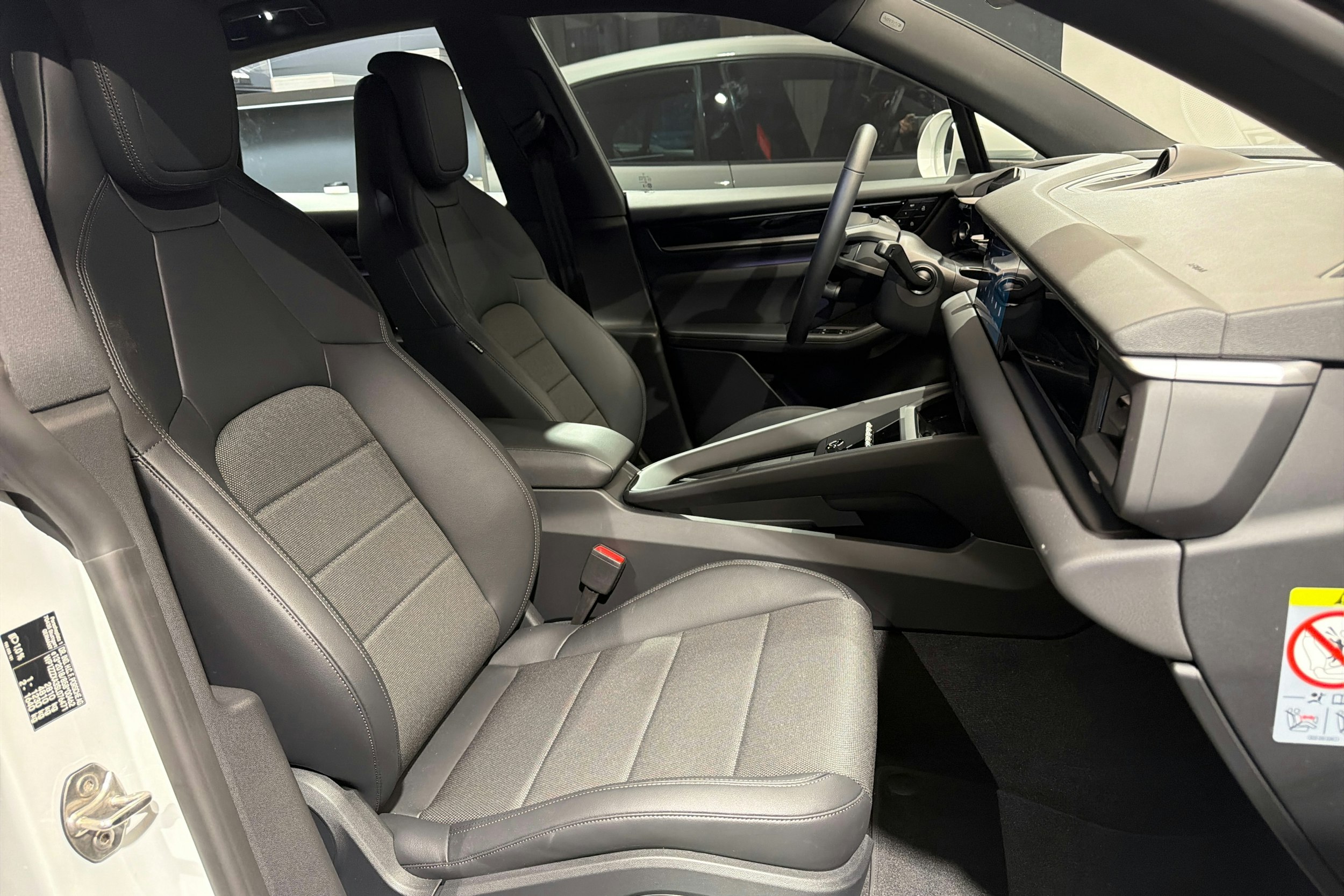 Valkoinen Porsche Macan 2025 kuva 13.