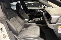 Valkoinen Porsche Macan 2025 kuva 13.