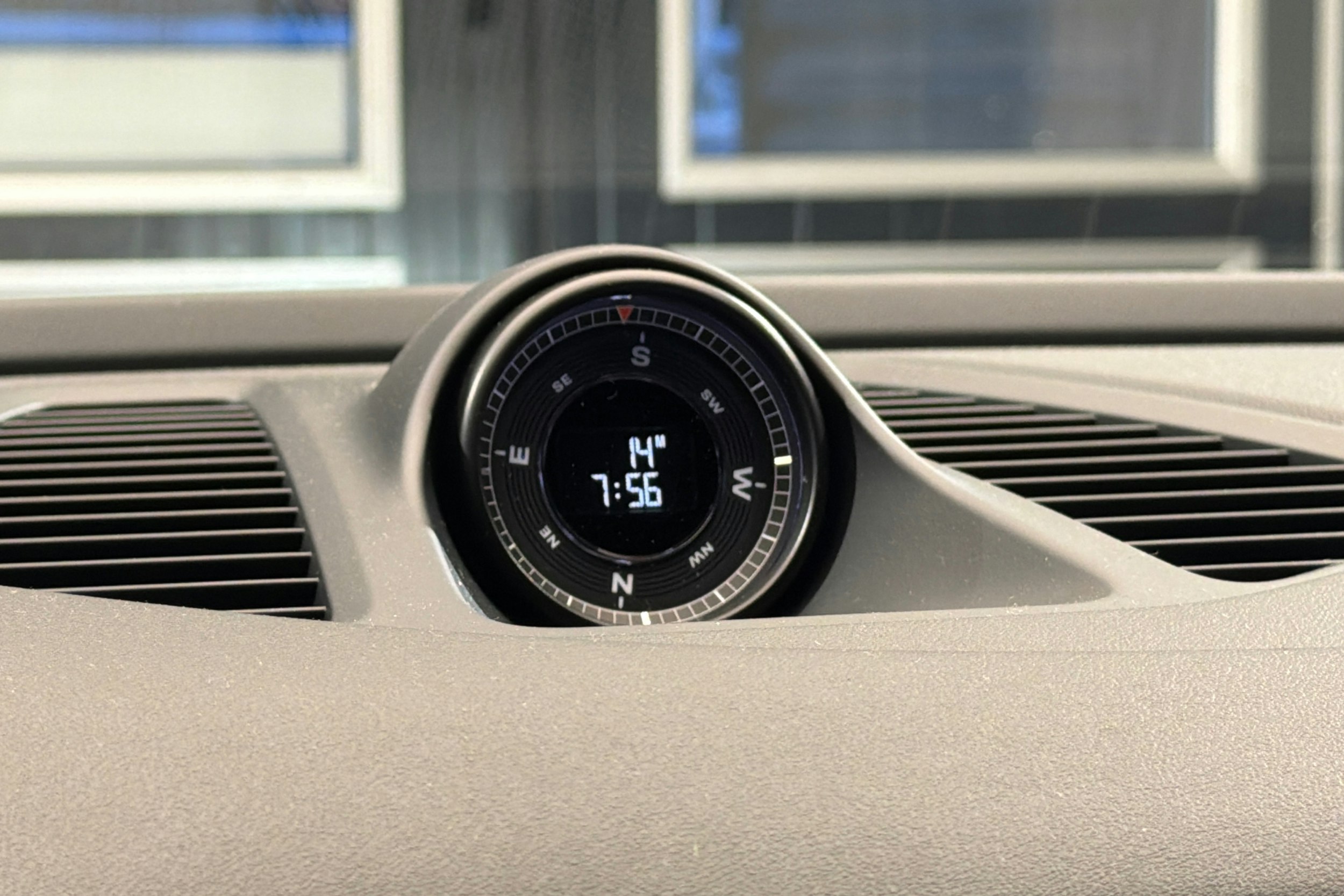 Valkoinen Porsche Macan 2025 kuva 18.