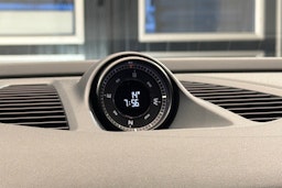 Valkoinen Porsche Macan 2025 kuva 18.