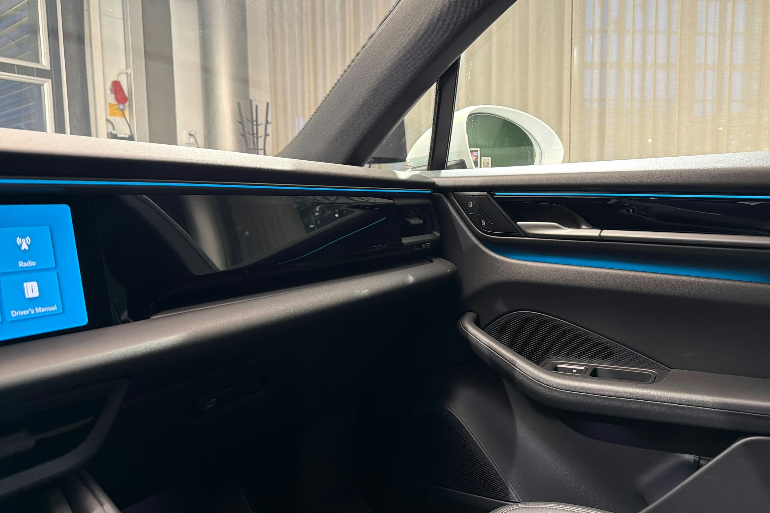 Valkoinen Porsche Macan 2025 kuva 19.