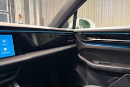 Valkoinen Porsche Macan 2025 kuva 19.