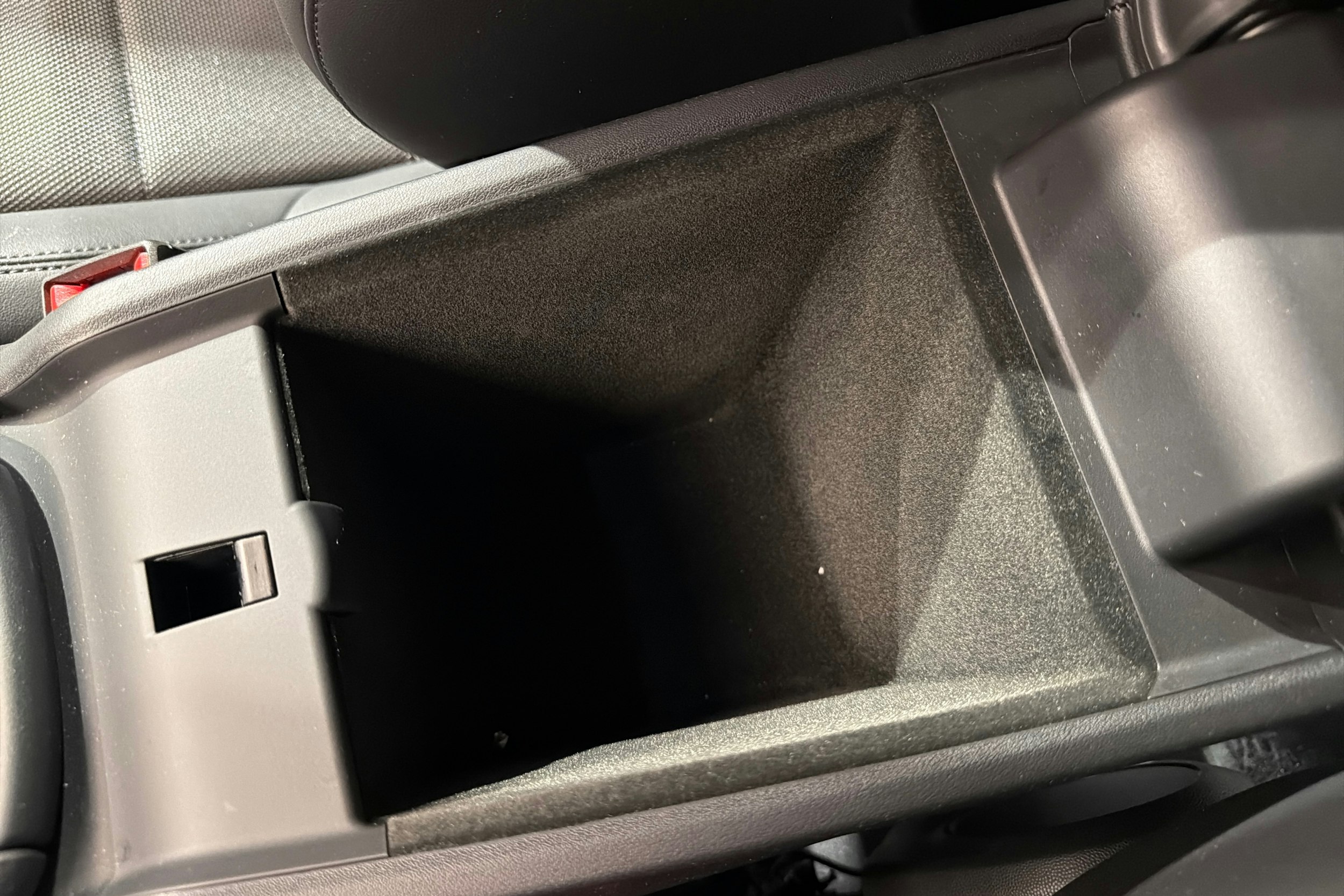 Valkoinen Porsche Macan 2025 kuva 22.