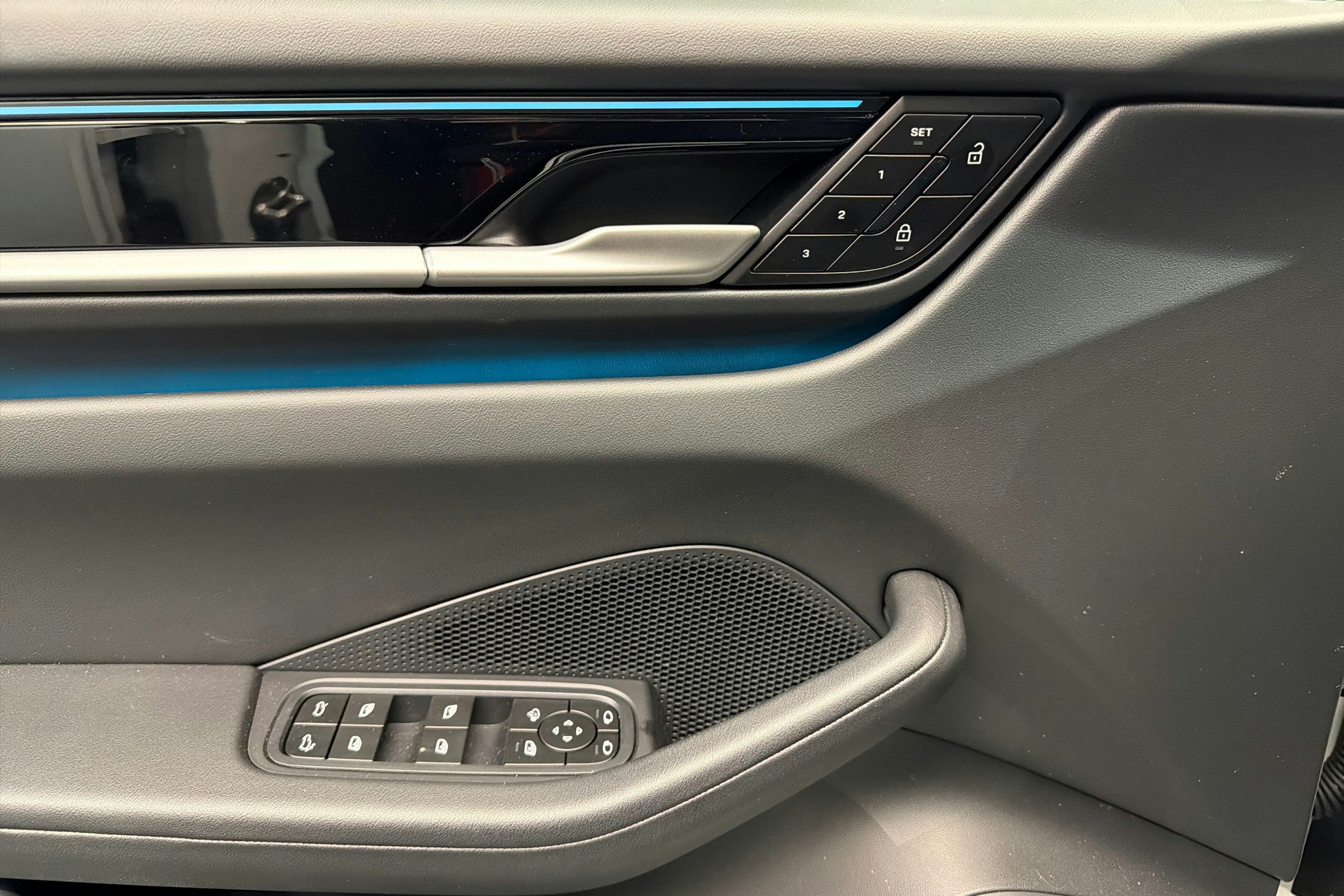 Valkoinen Porsche Macan 2025 kuva 23.