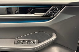 Valkoinen Porsche Macan 2025 kuva 23.