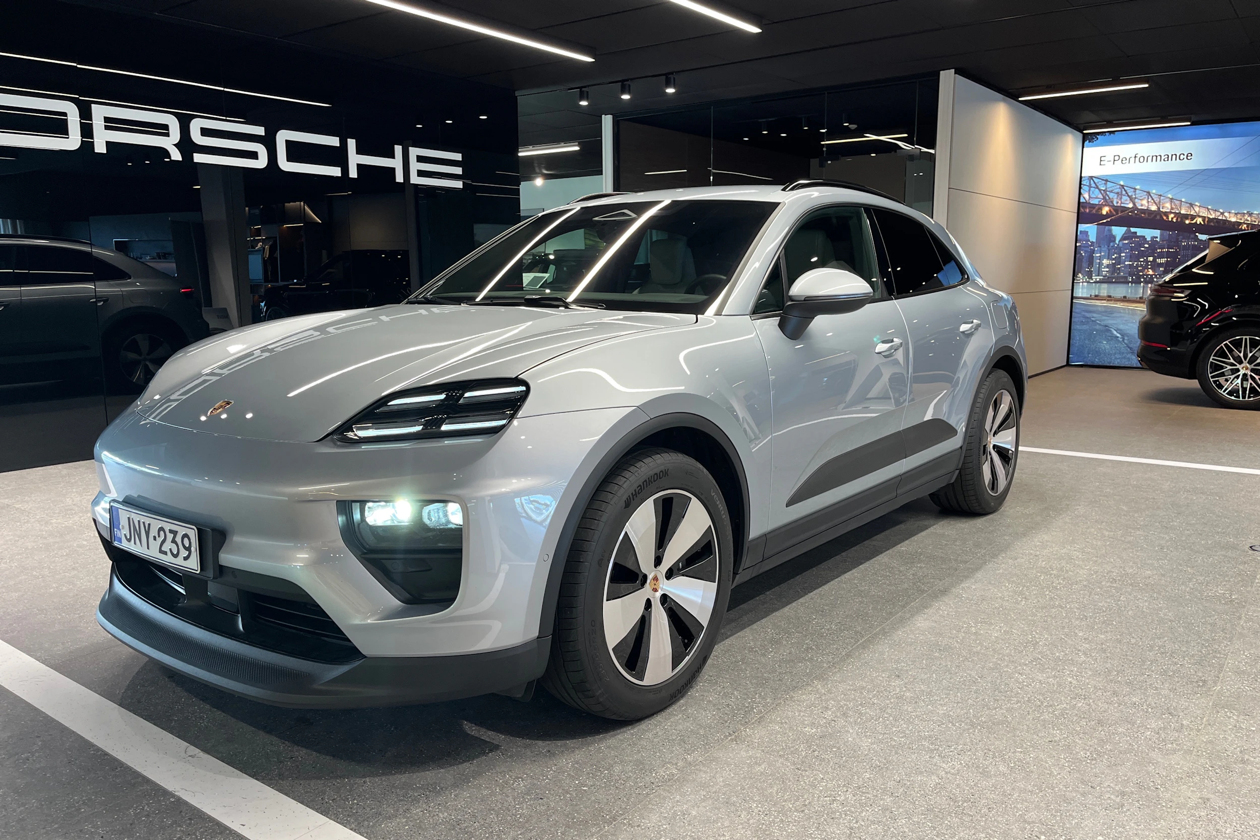 harmaa Porsche Macan 2025 kuva 10.