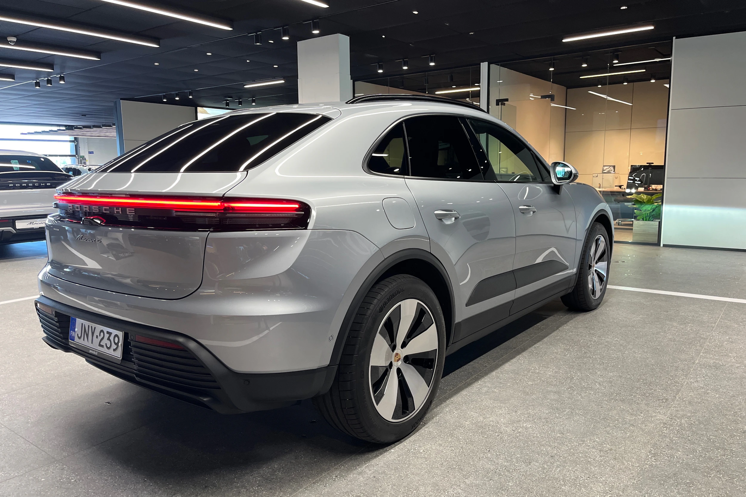harmaa Porsche Macan 2025 kuva 11.