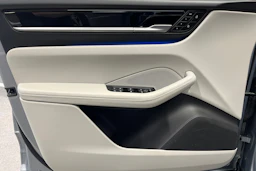 harmaa Porsche Macan 2025 kuva 13.