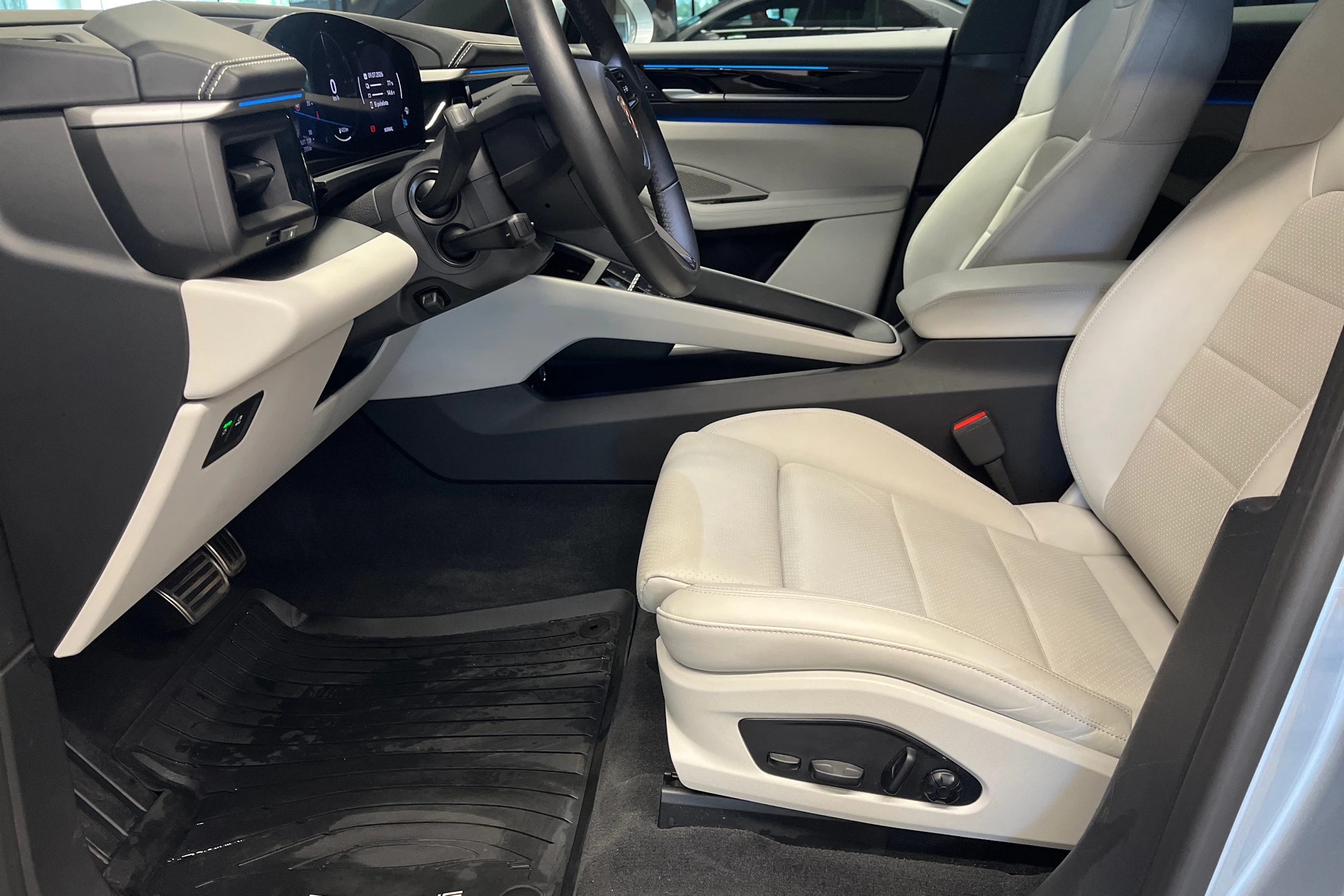 harmaa Porsche Macan 2025 kuva 15.