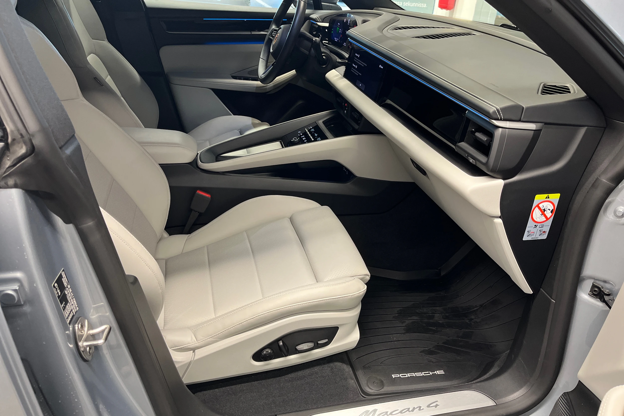 harmaa Porsche Macan 2025 kuva 21.
