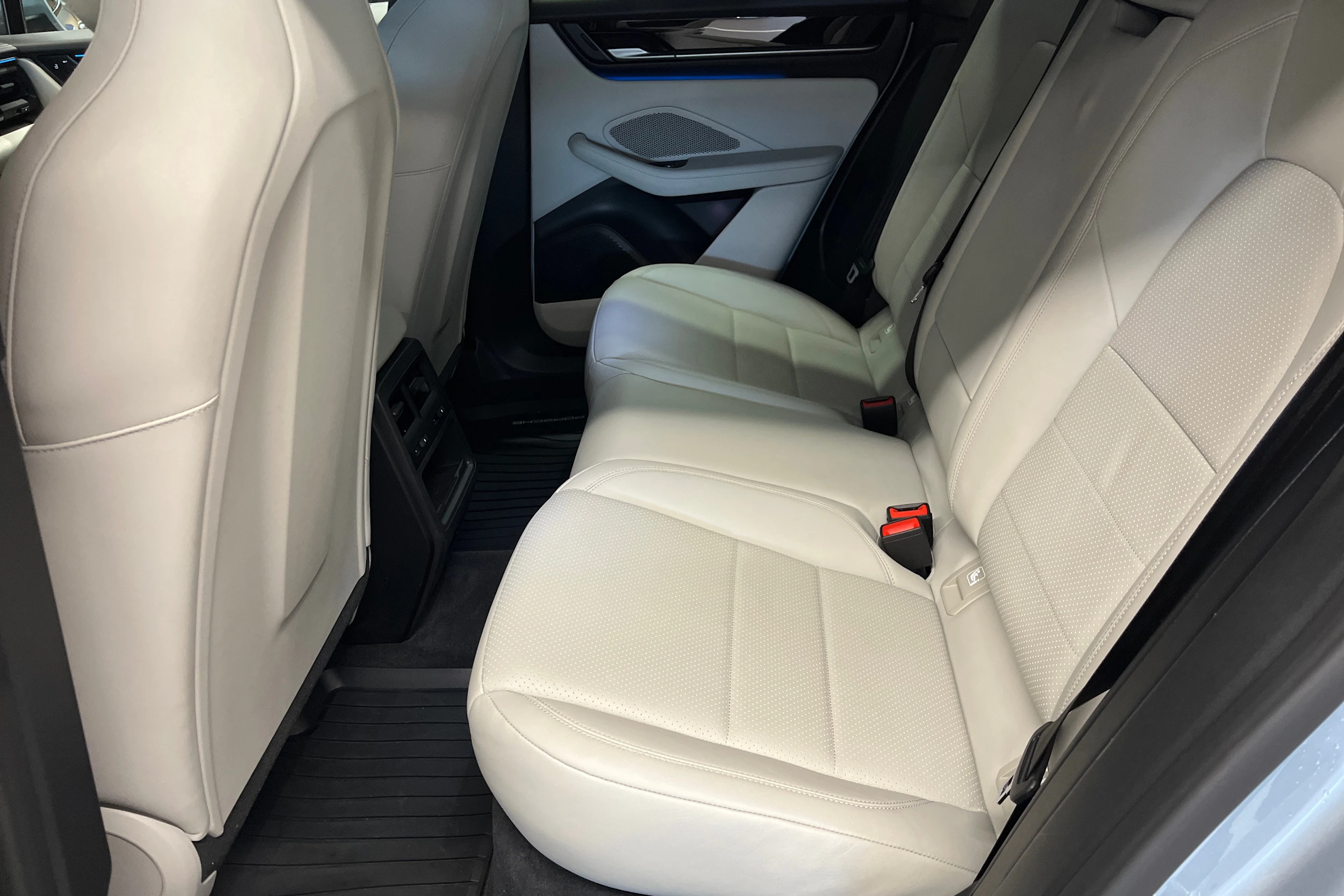 harmaa Porsche Macan 2025 kuva 22.