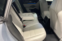 harmaa Porsche Macan 2025 kuva 23.