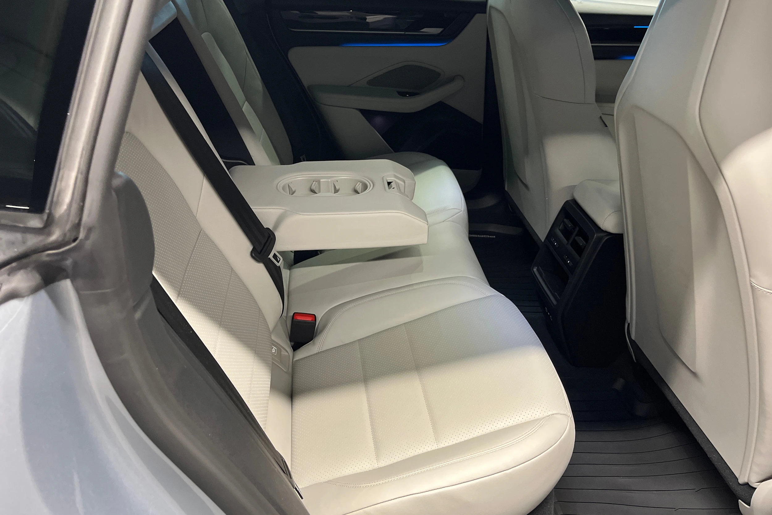 harmaa Porsche Macan 2025 kuva 23.