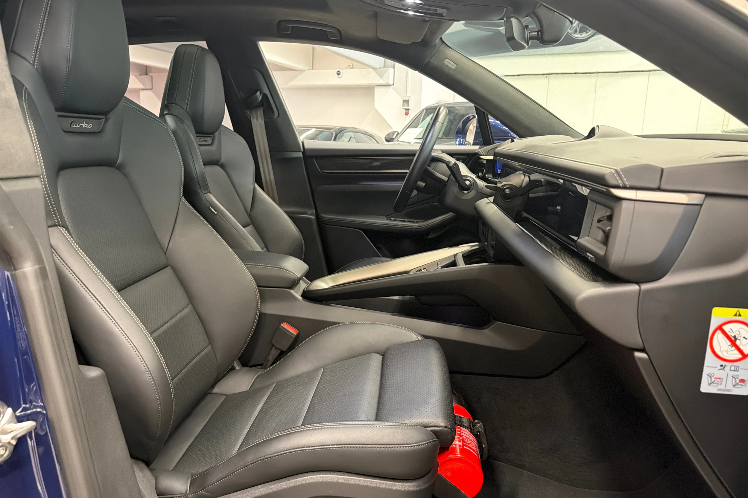 Sininen Porsche Macan 2025 kuva 12.