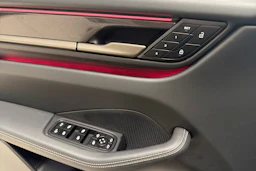 Sininen Porsche Macan 2025 kuva 21.