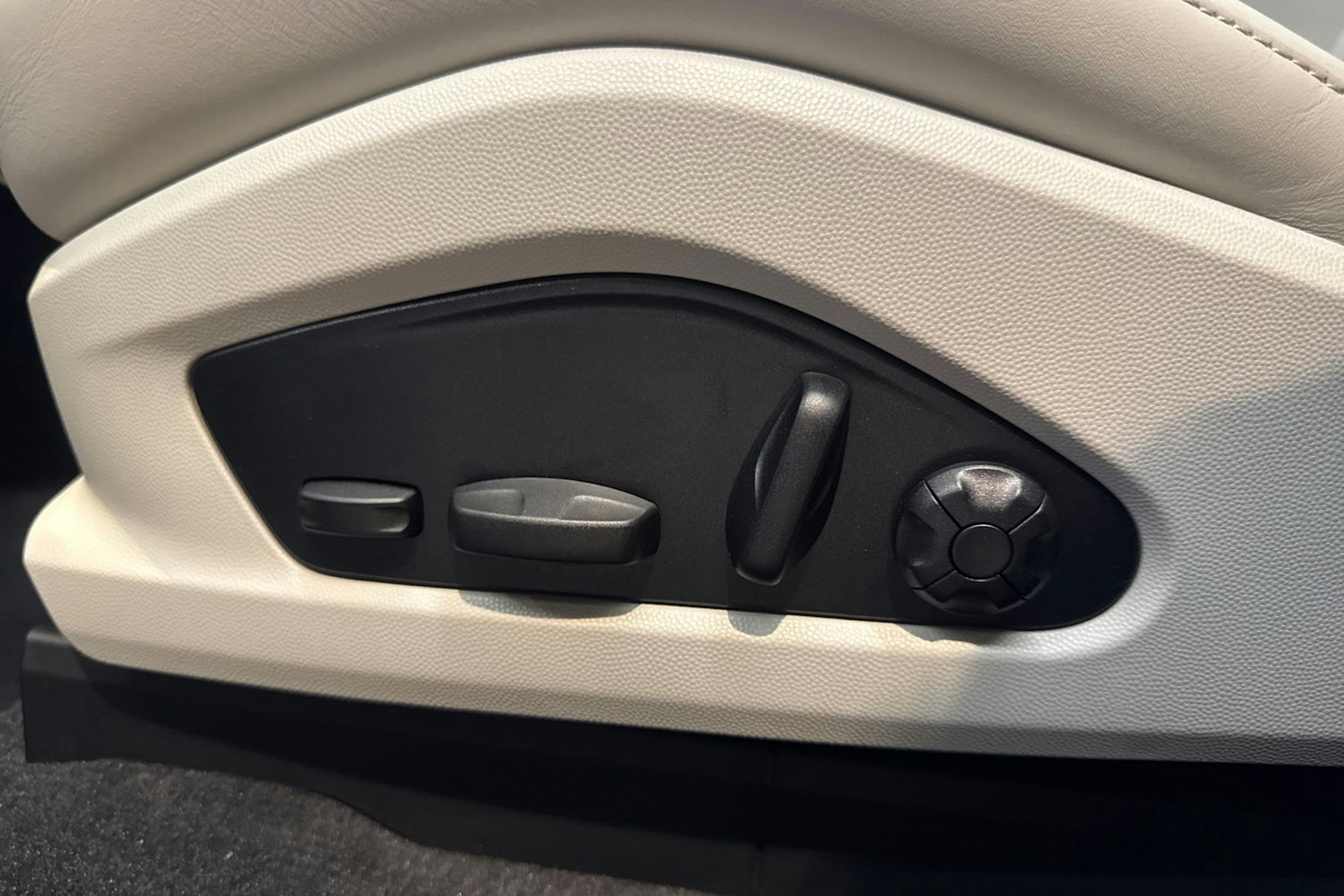 harmaa Porsche Macan 2025 kuva 11.