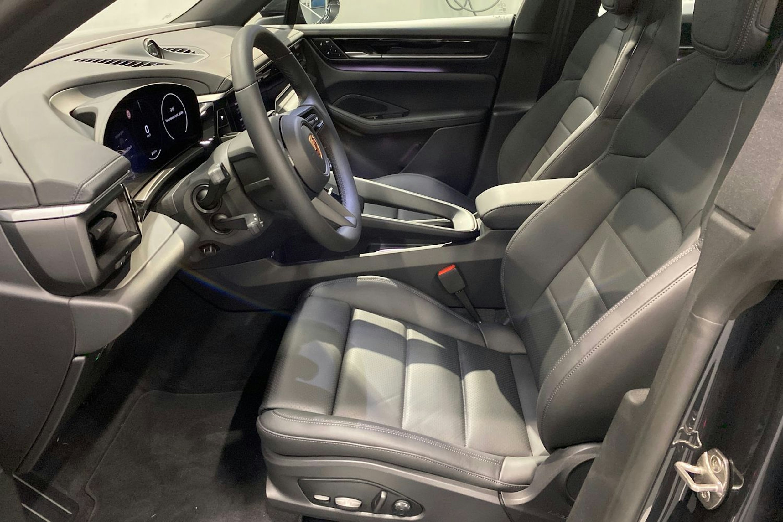 harmaa Porsche Macan 2025 kuva 12.