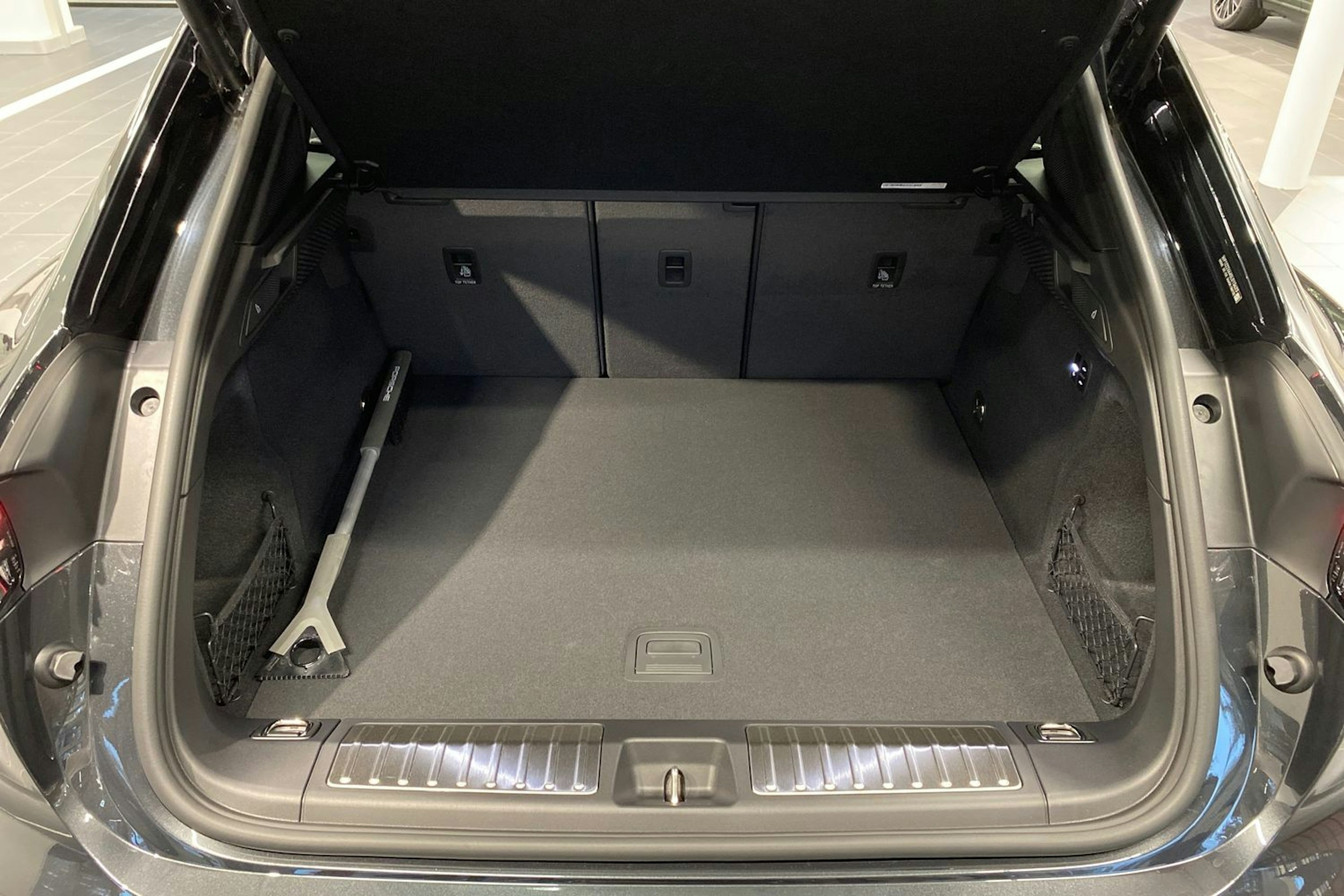 harmaa Porsche Macan 2025 kuva 14.