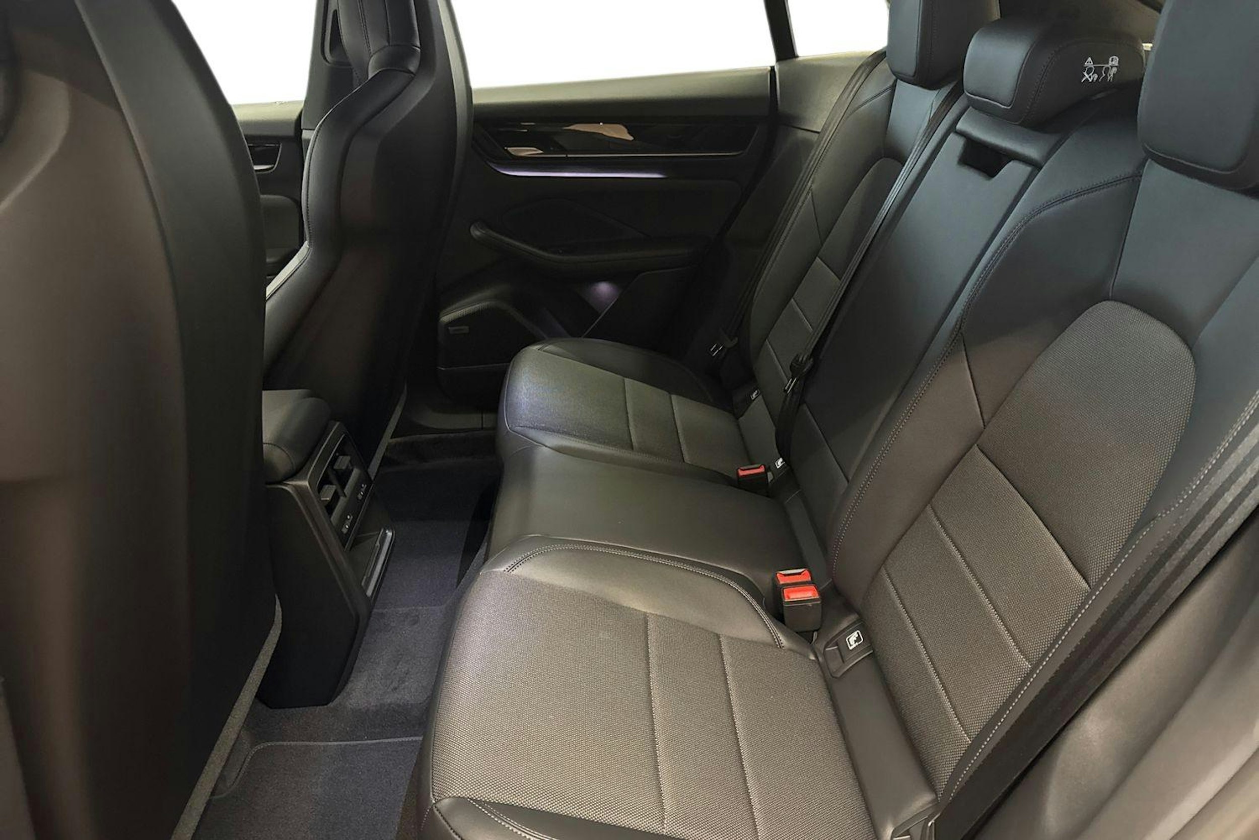 musta Porsche Macan 2025 kuva 8.