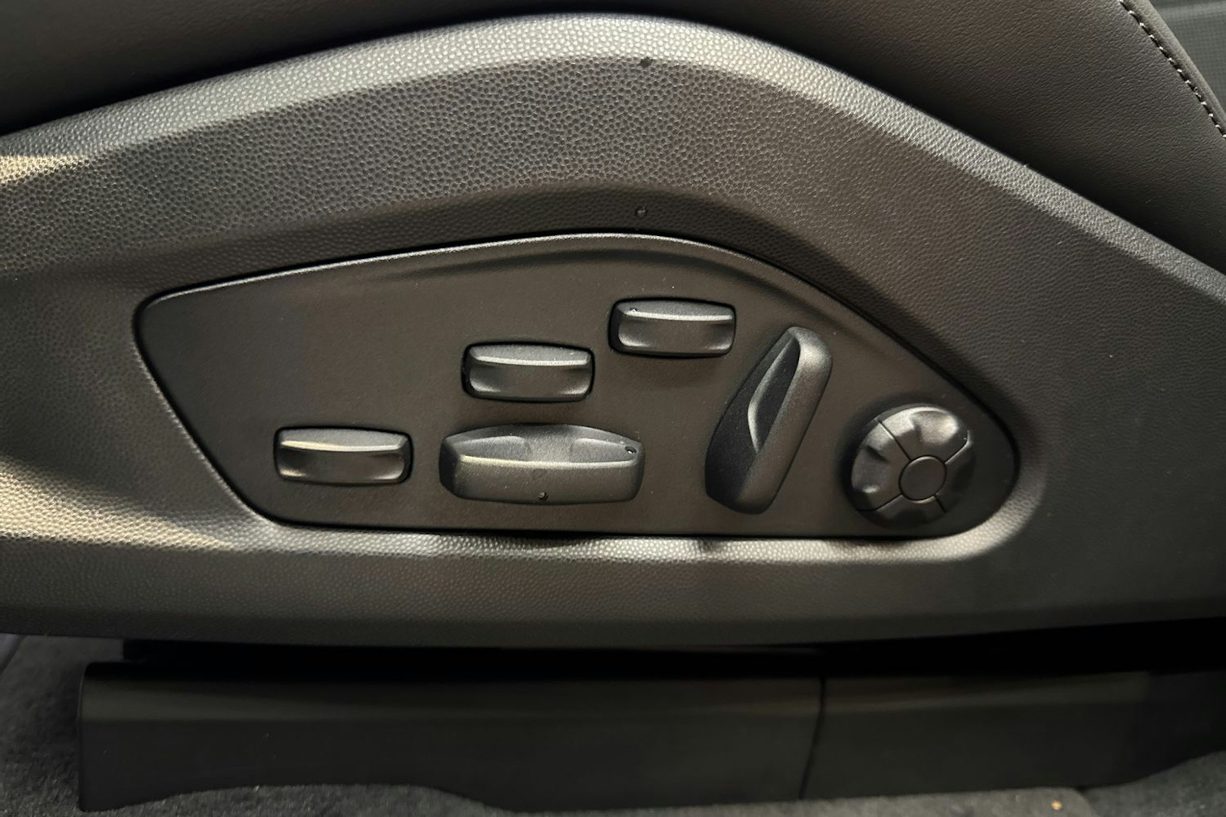 musta Porsche Macan 2025 kuva 10.