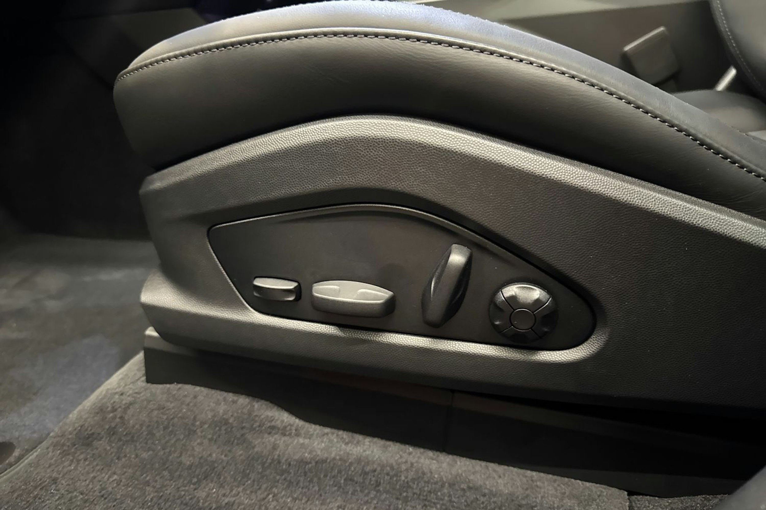 harmaa Porsche Macan 2025 kuva 10.