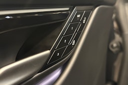 harmaa Porsche Macan 2025 kuva 11.