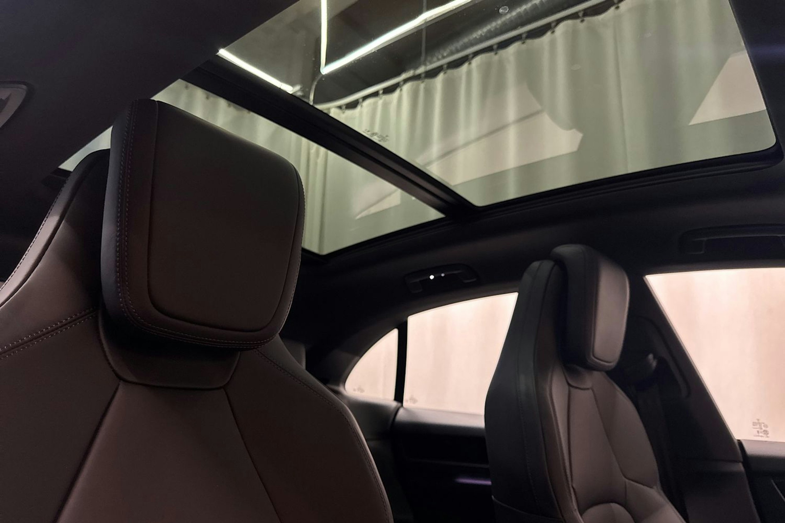 harmaa Porsche Macan 2025 kuva 12.