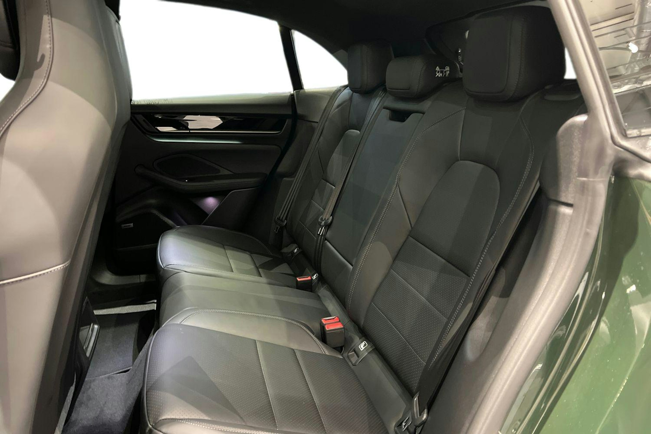 vihreä Porsche Macan 2025 kuva 8.