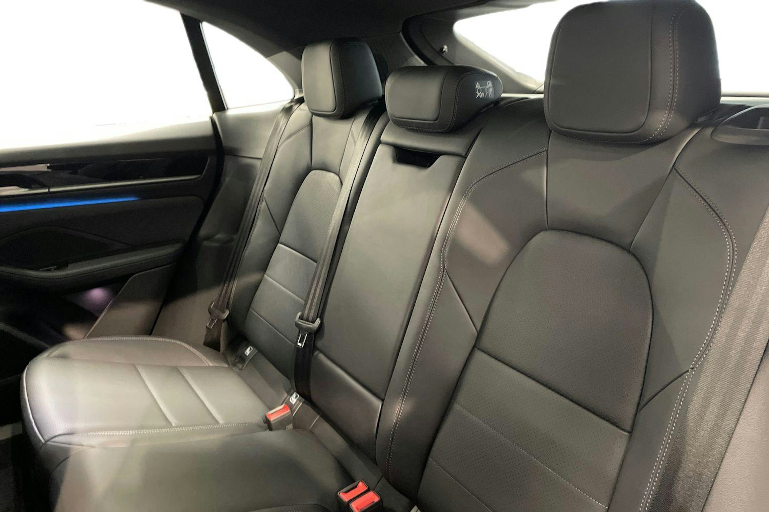 sininen Porsche Macan 2025 kuva 8.