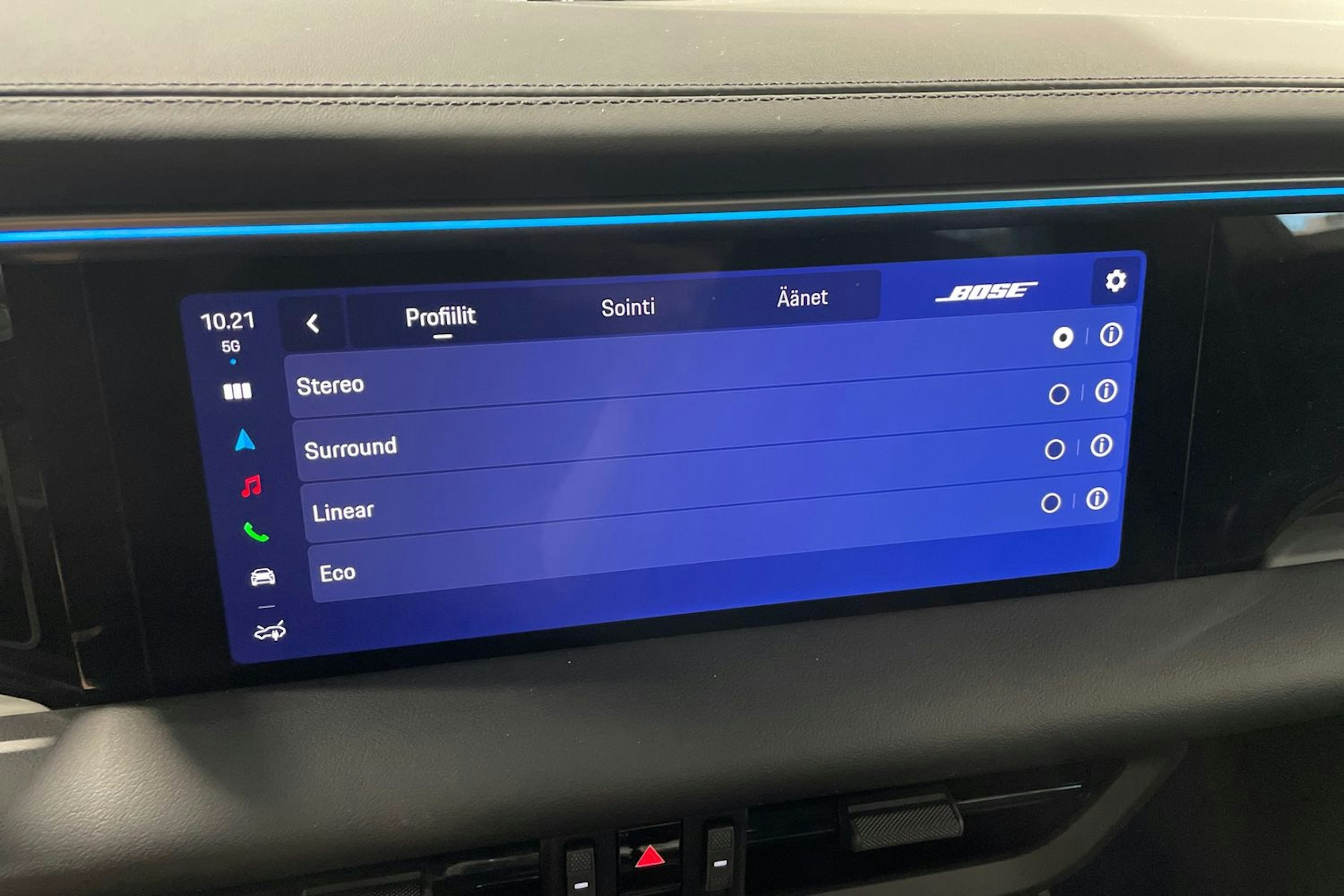 sininen Porsche Macan 2025 kuva 11.