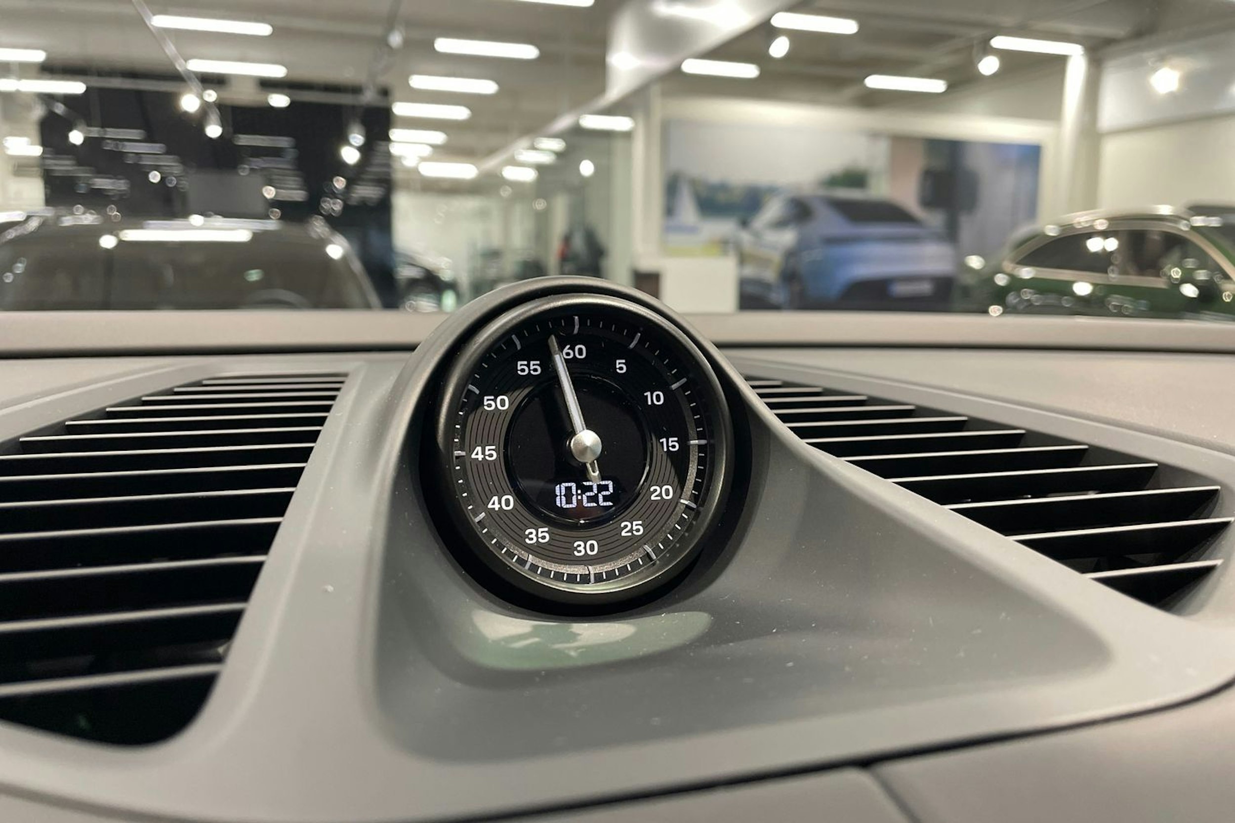 sininen Porsche Macan 2025 kuva 15.