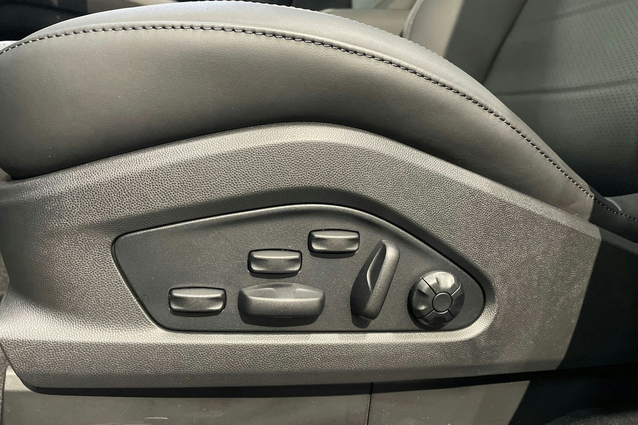 sininen Porsche Macan 2025 kuva 17.