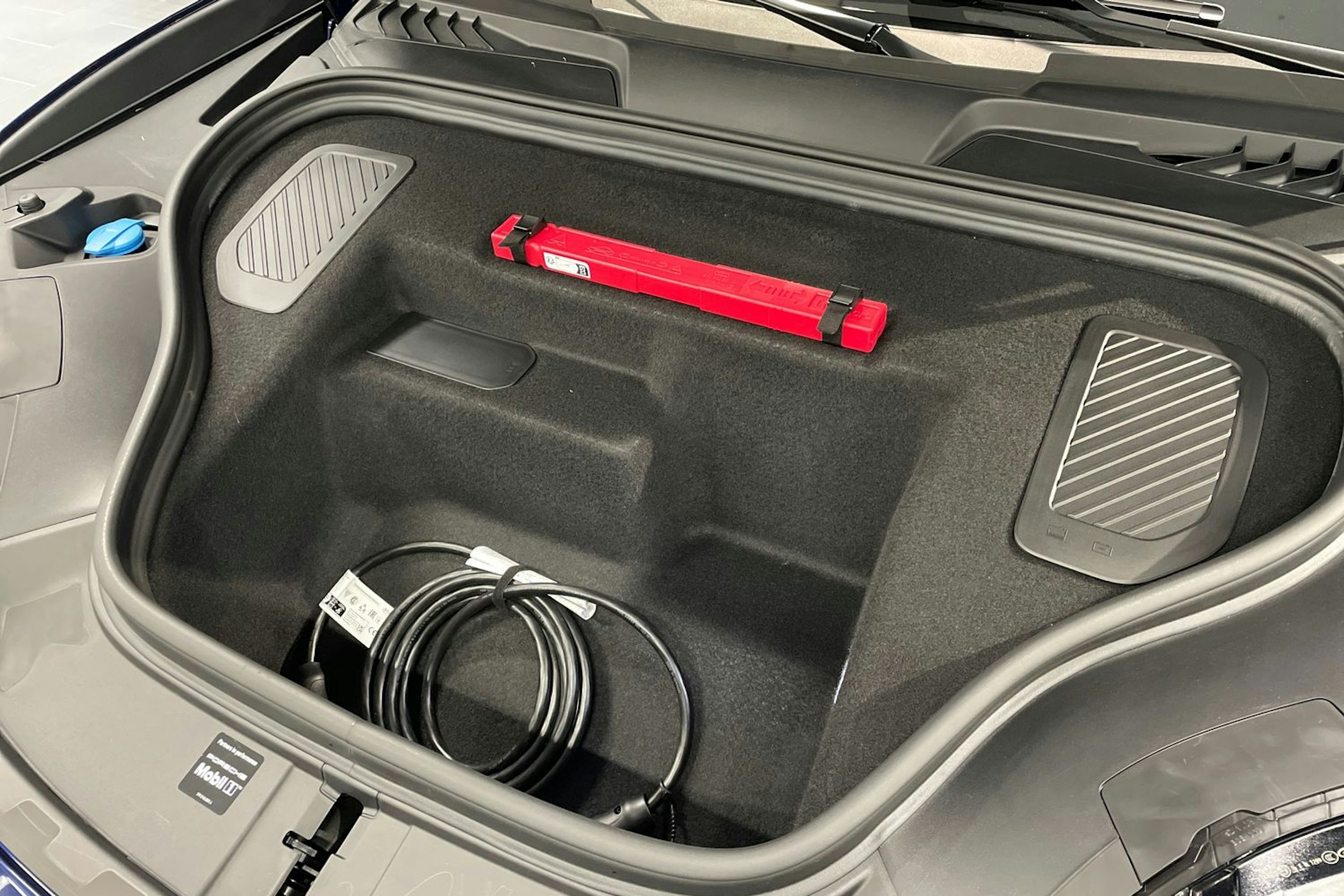 sininen Porsche Macan 2025 kuva 19.