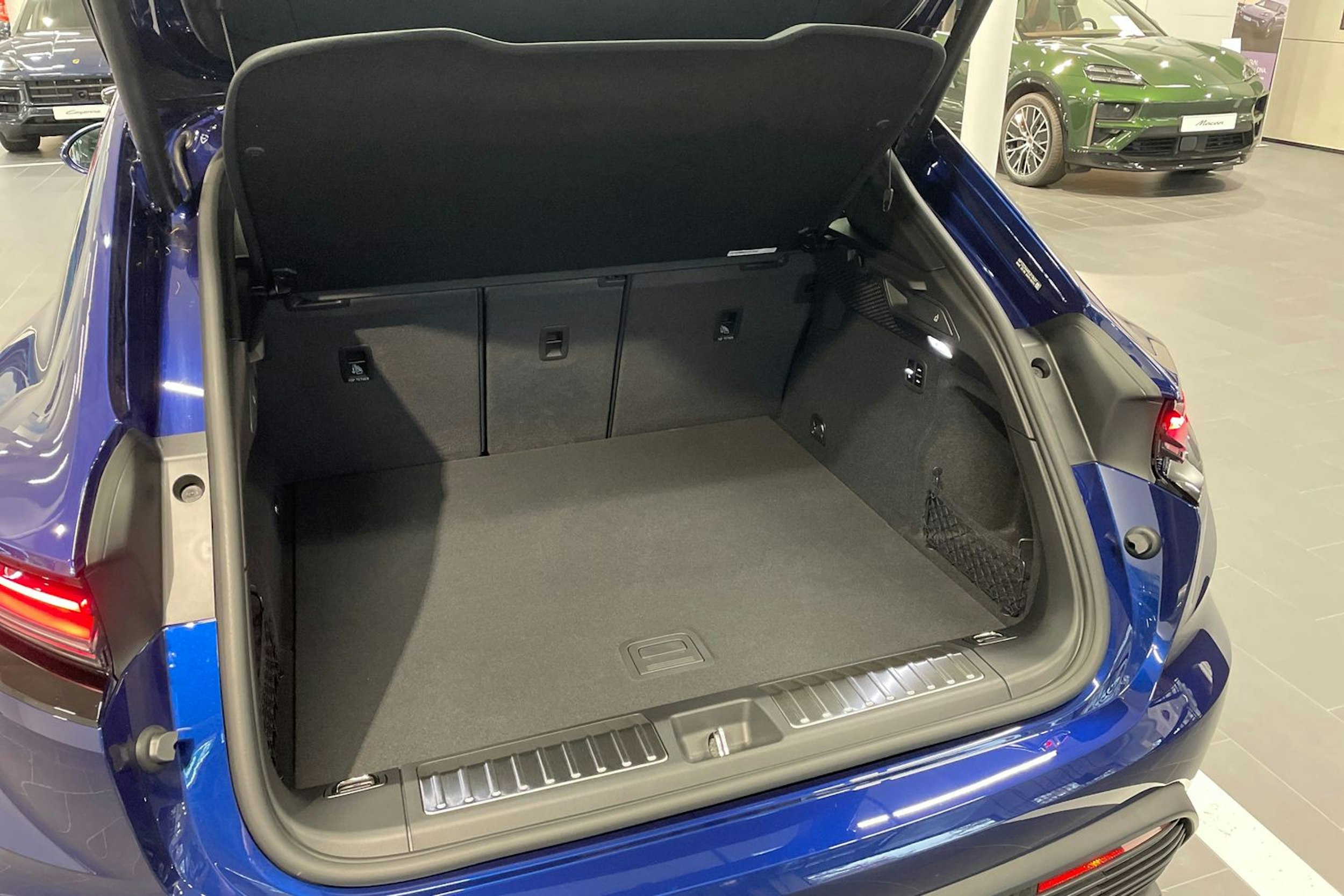 sininen Porsche Macan 2025 kuva 20.