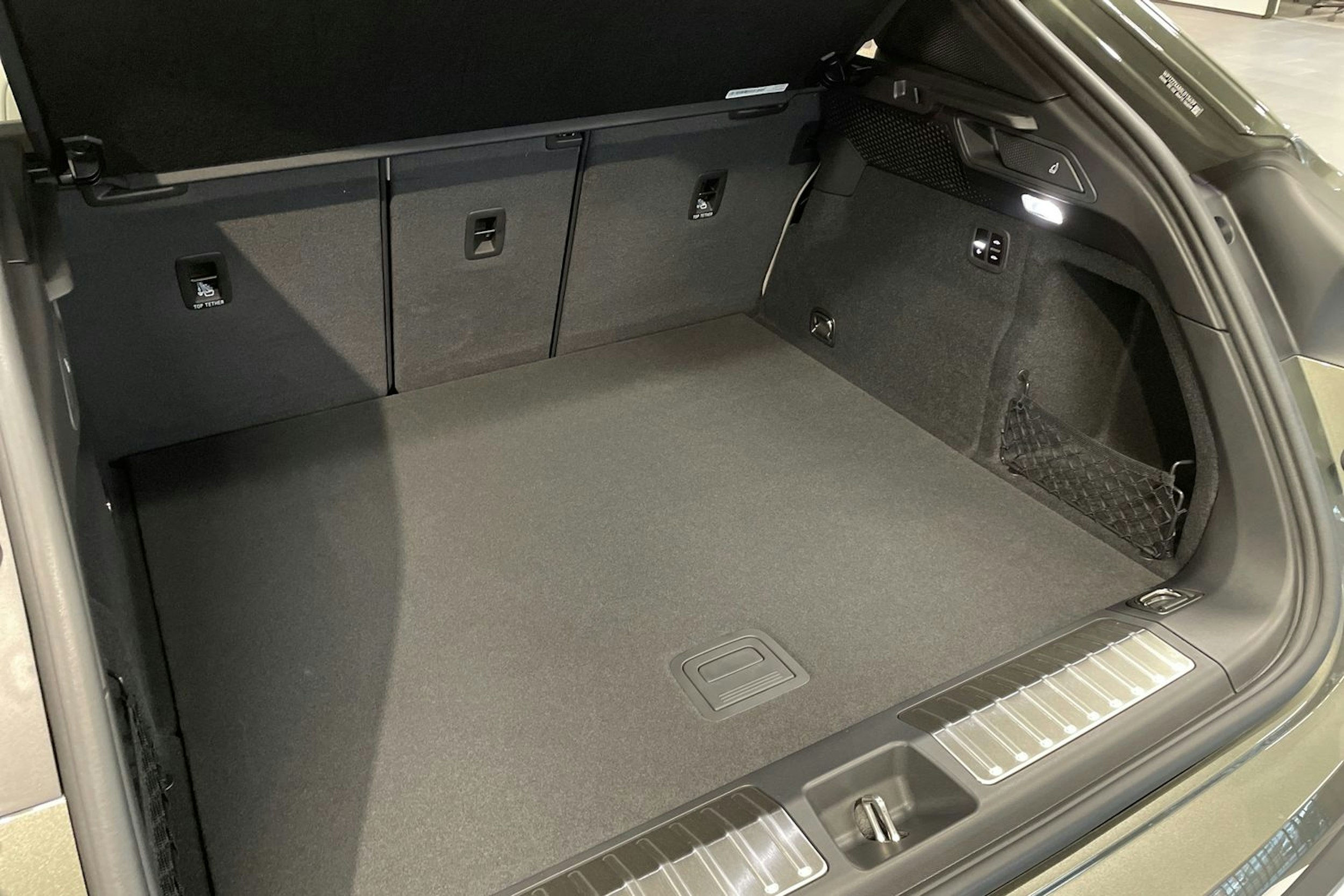 met. vihreä Porsche Macan 2025 kuva 19.