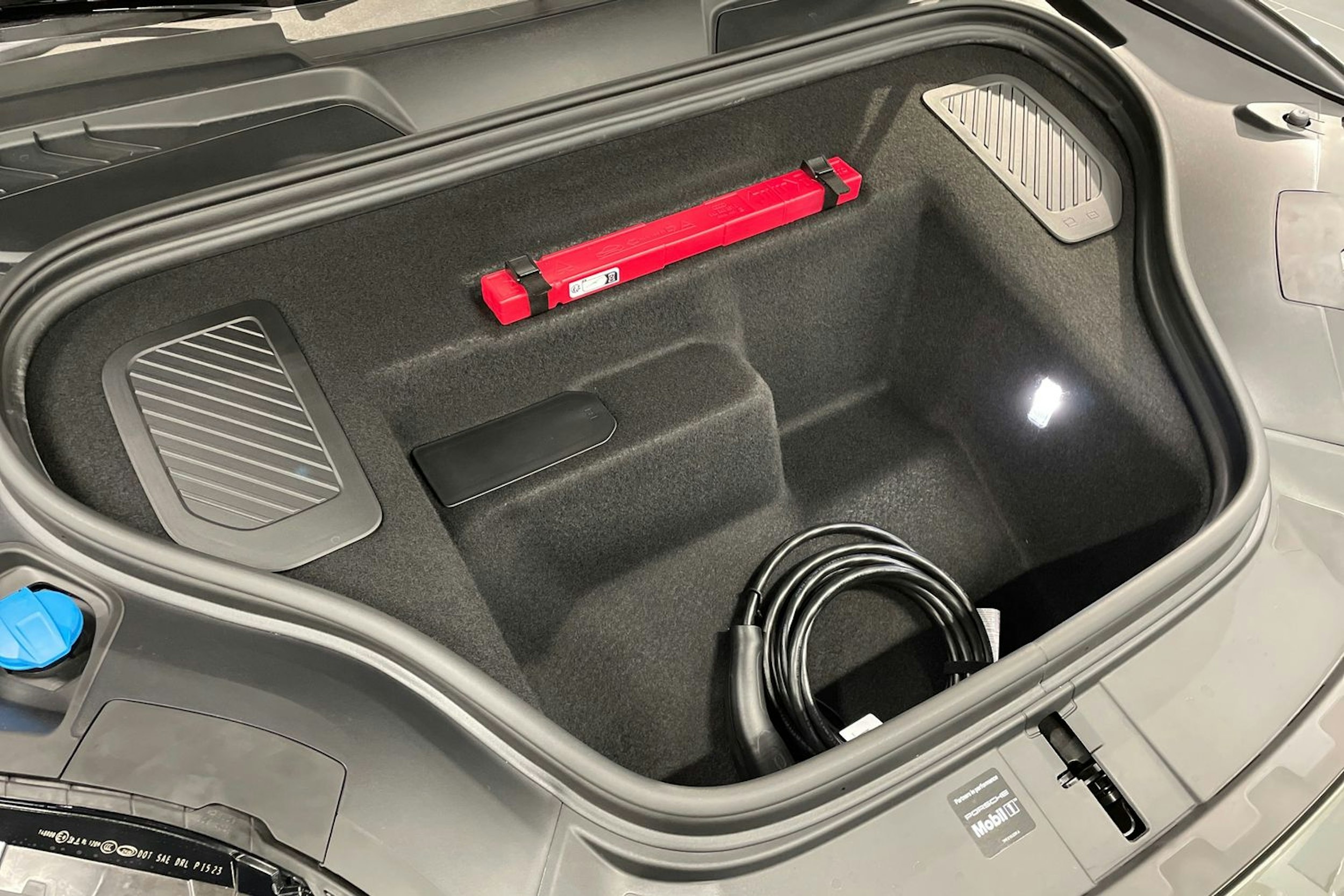 met. vihreä Porsche Macan 2025 kuva 22.