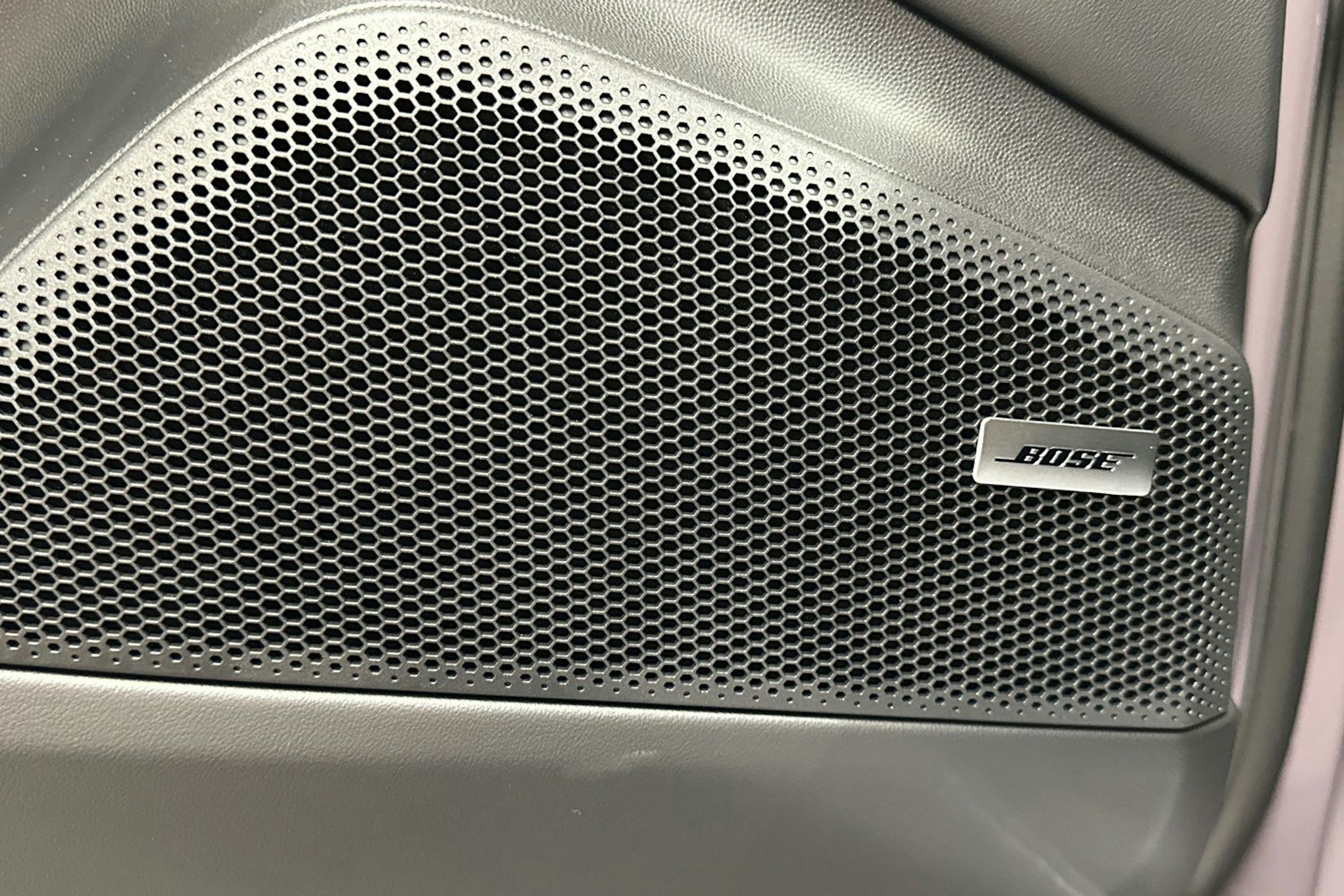 violetti Porsche Macan 2025 kuva 16.