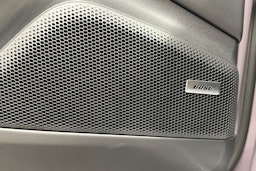 violetti Porsche Macan 2025 kuva 16.