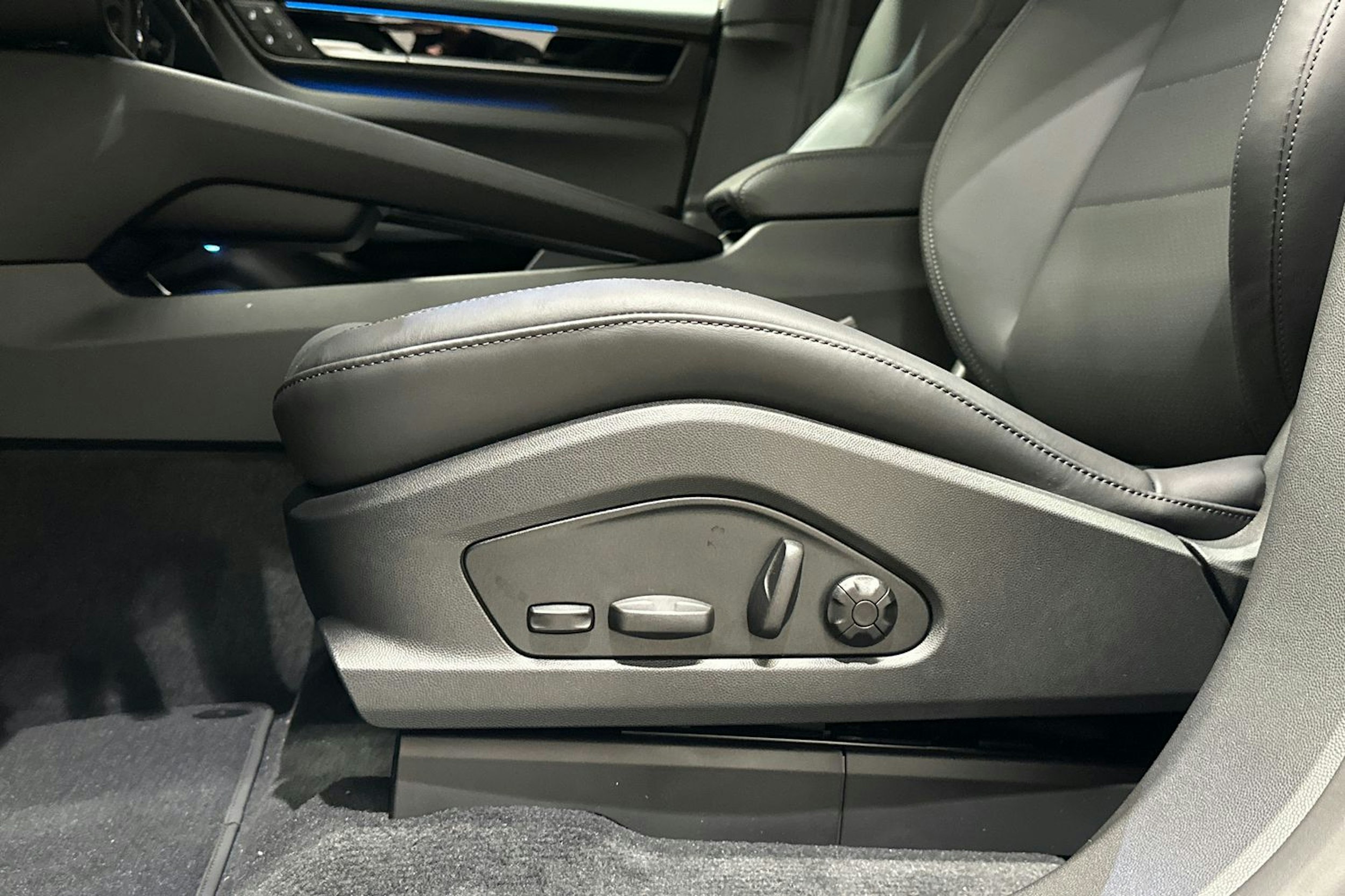 violetti Porsche Macan 2025 kuva 17.