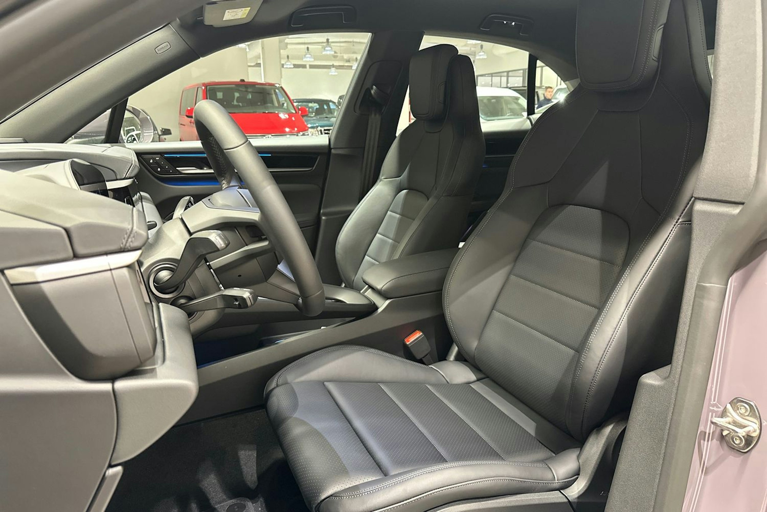 violetti Porsche Macan 2025 kuva 18.