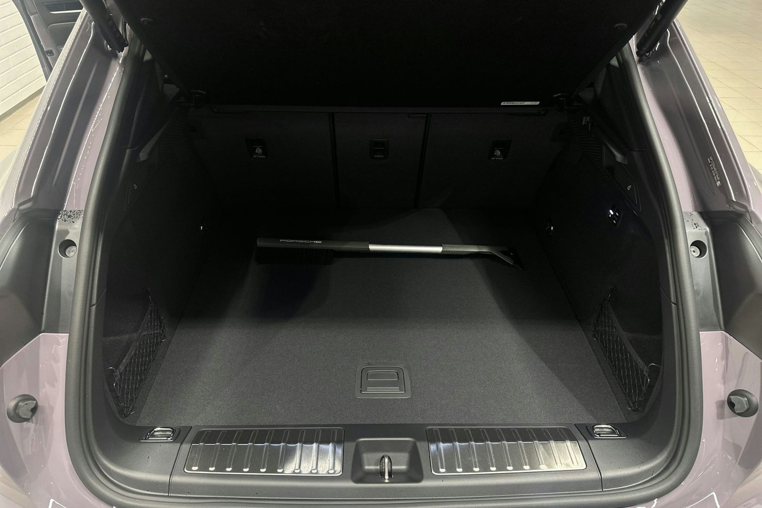 violetti Porsche Macan 2025 kuva 24.