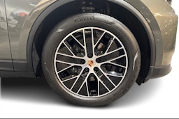 vihreä Porsche Macan 2025 kuva 9.