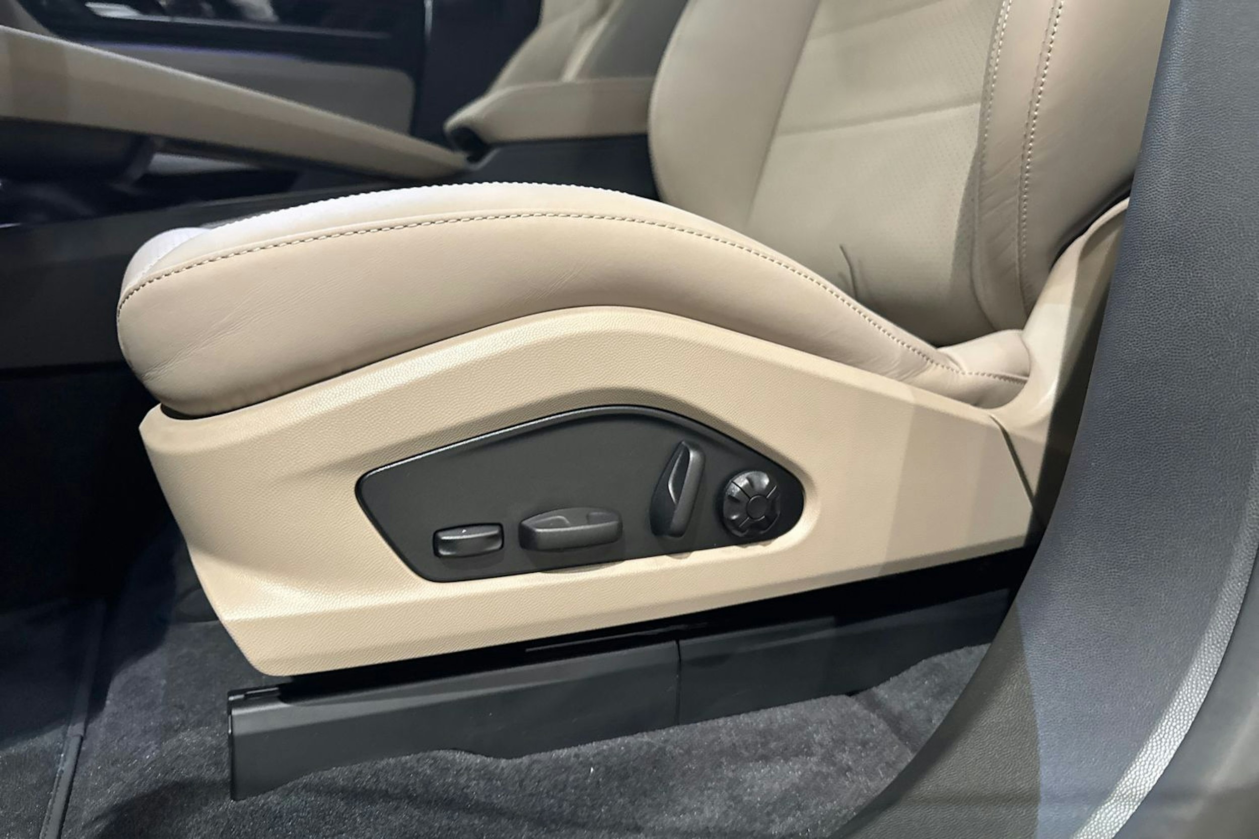 vihreä Porsche Macan 2025 kuva 13.