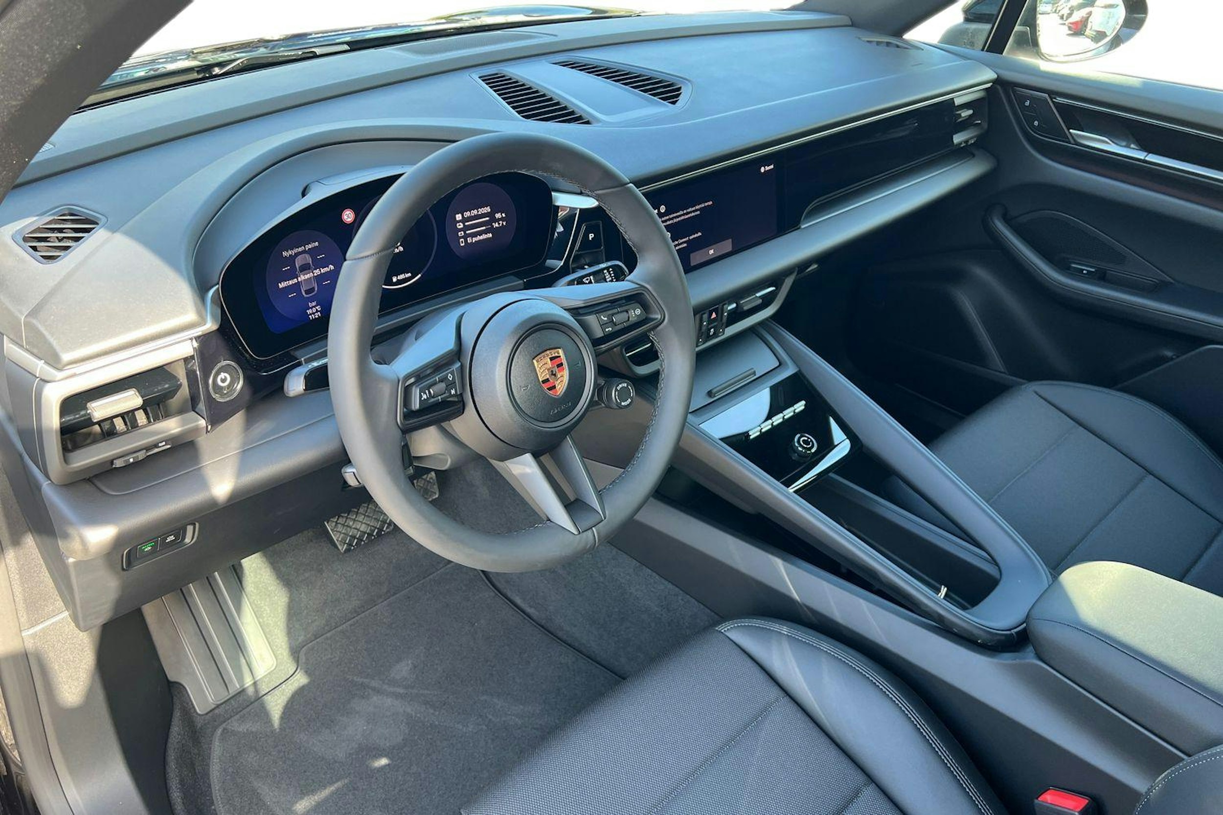 met. musta Porsche Macan 2025 kuva 6.
