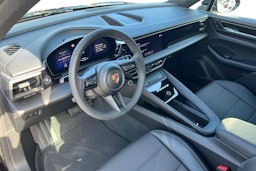 met. musta Porsche Macan 2025 kuva 6.