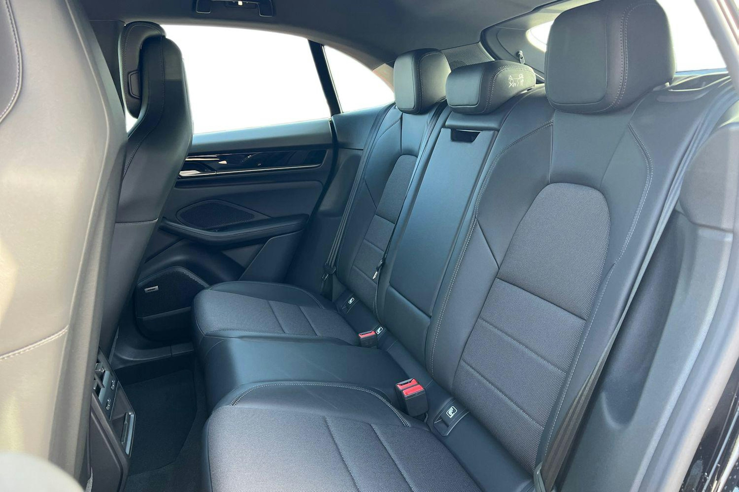 met. musta Porsche Macan 2025 kuva 7.