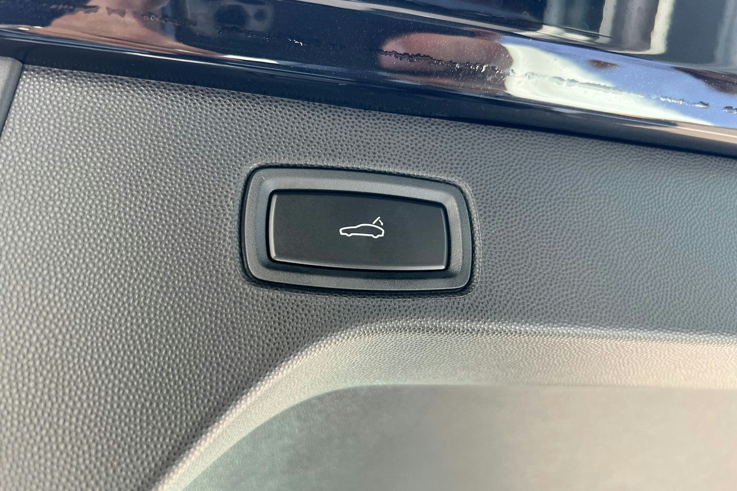 met. musta Porsche Macan 2025 kuva 10.