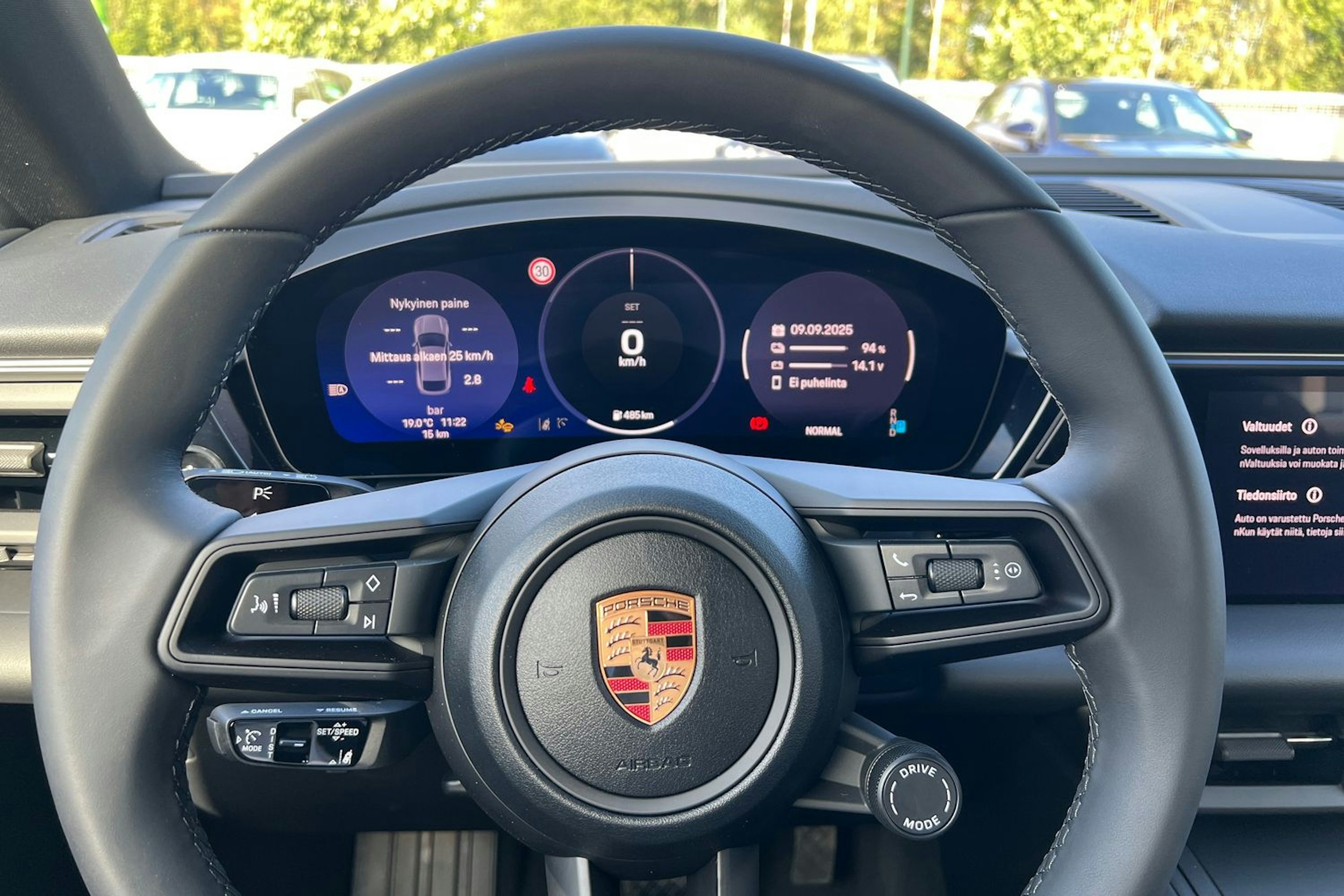 met. musta Porsche Macan 2025 kuva 11.