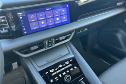 met. musta Porsche Macan 2025 kuva 12.